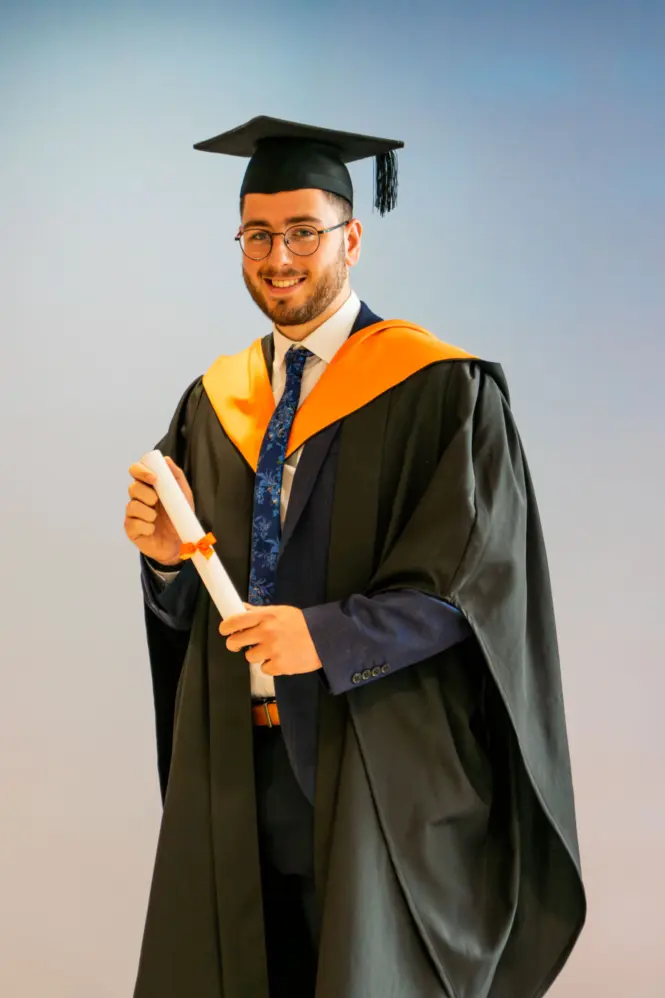 HE GRAD25 PORTRAIT WEB 3