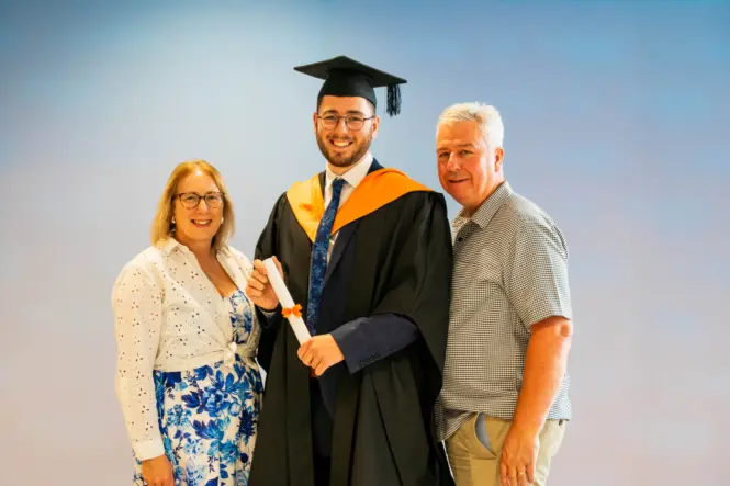 HE GRAD25 PORTRAIT WEB 4