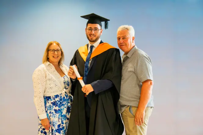 HE GRAD25 PORTRAIT WEB 5