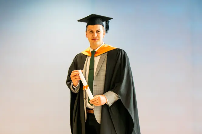 HE GRAD25 PORTRAIT WEB 6