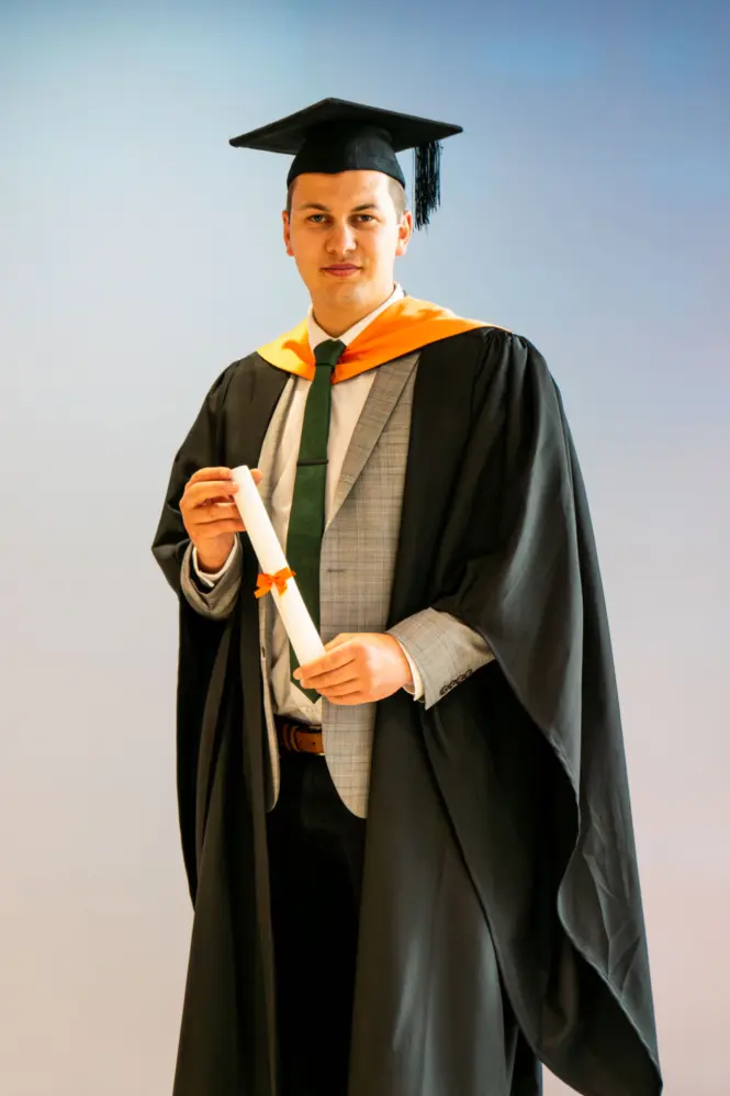 HE GRAD25 PORTRAIT WEB 8