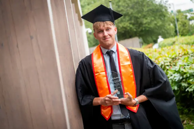 HE GRADUATION web 171